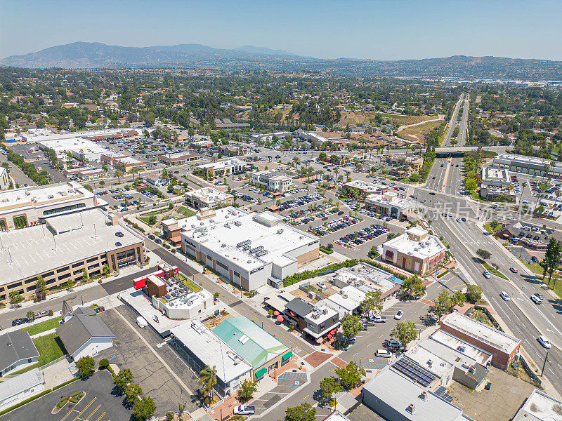 2023年6月17日，加利福尼亚州约巴林达:空中无人机拍摄的Village Green购物中心的照片，包括约巴林达大道上的约巴林达主街、布里斯托尔农场、约巴林达Regal、In-N-out汉堡